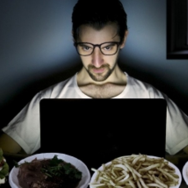 Hindari 5 Camilan Berbahaya Saat Begadang